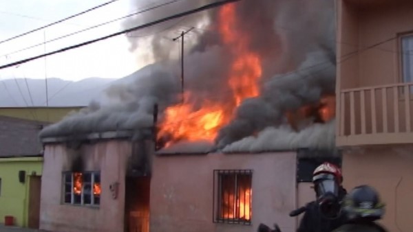 Los cuerpos sin vida de los niños, de 3, 5, 7 y 13 años fueron hallados por bomberos que concurrieron a extinguir el incendio.