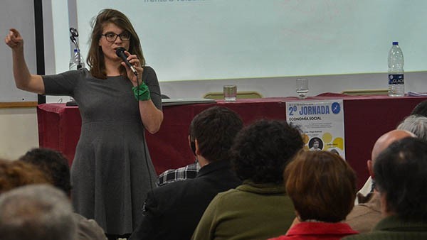 La economista Delfina Rossi durante su participación en las jornadas de Economía Social en Trelew.