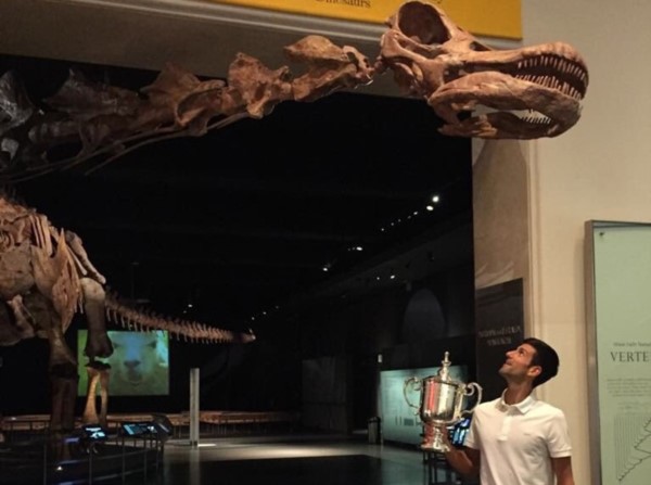 "Nole" visitó la réplica del dinosaurio más grande, hallado en Chubut.