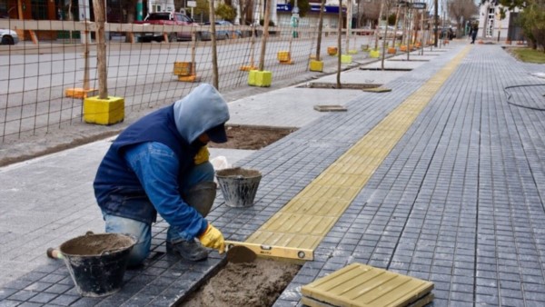 Labores. Una postal de los esperados trabajos en la Plaza Independencia para mejorar Trelew en el verano.