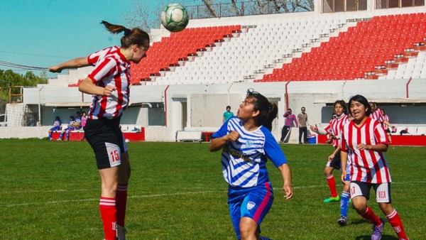 Alta en el cielo. Jefina Koivuniemi impacta el balón de cabeza hacia el arco. Una atjada magistral de Soledad  Tureo evitó el gol dela joven finesa. 