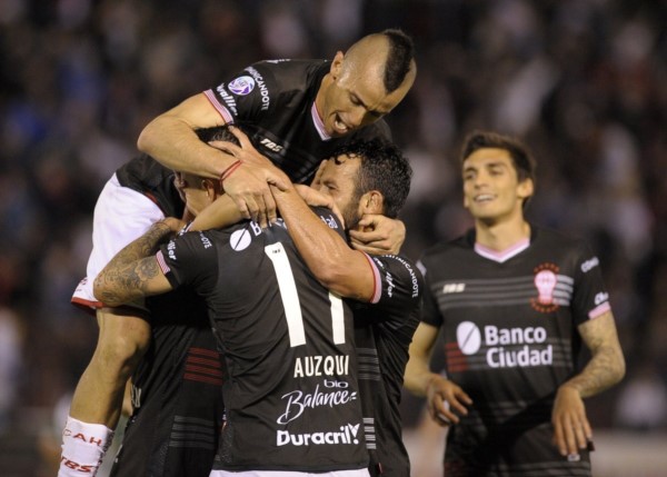Festejo de los jugadores de Huracán por su segundo triunfo seguido.