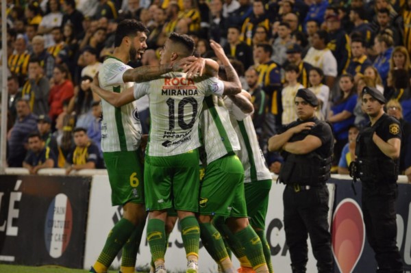 El festejo por el gol de Lisandro Martinez, que culminó una muy buena jugada y centro de Ciro Rius.