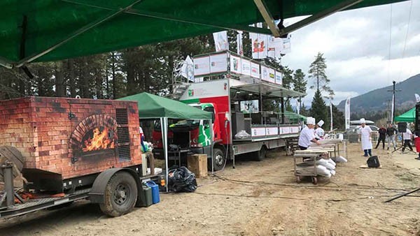 Trabajando a full. Los maestros pizzeros elaboraron 1040 pizzas que disfrutó la gente de la comarca.