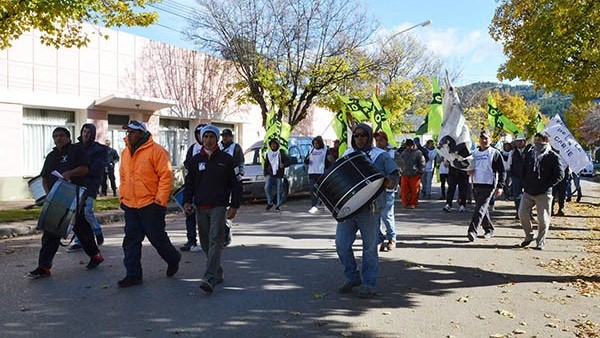 Protesta. El gremio de la construcción se sigue movilizando tras las promesas del gobernador Arcioni. 