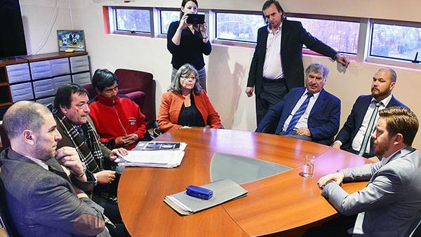 Privilegio. El intendente Bowen declaró en su despacho y vestida de naranja, Bortagaray lo escuchó atenta. 