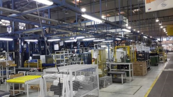 La planta de Electrolux, la fabricante de heladeras, vacía. Licenciaron al personal por un mes.
