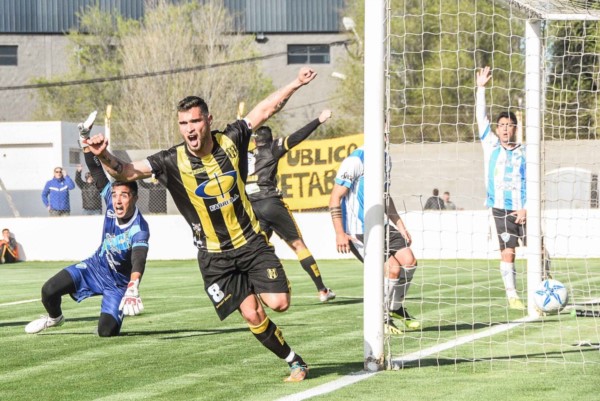 Gimenez festeja su gol en el césped del estadio "aurinegro".