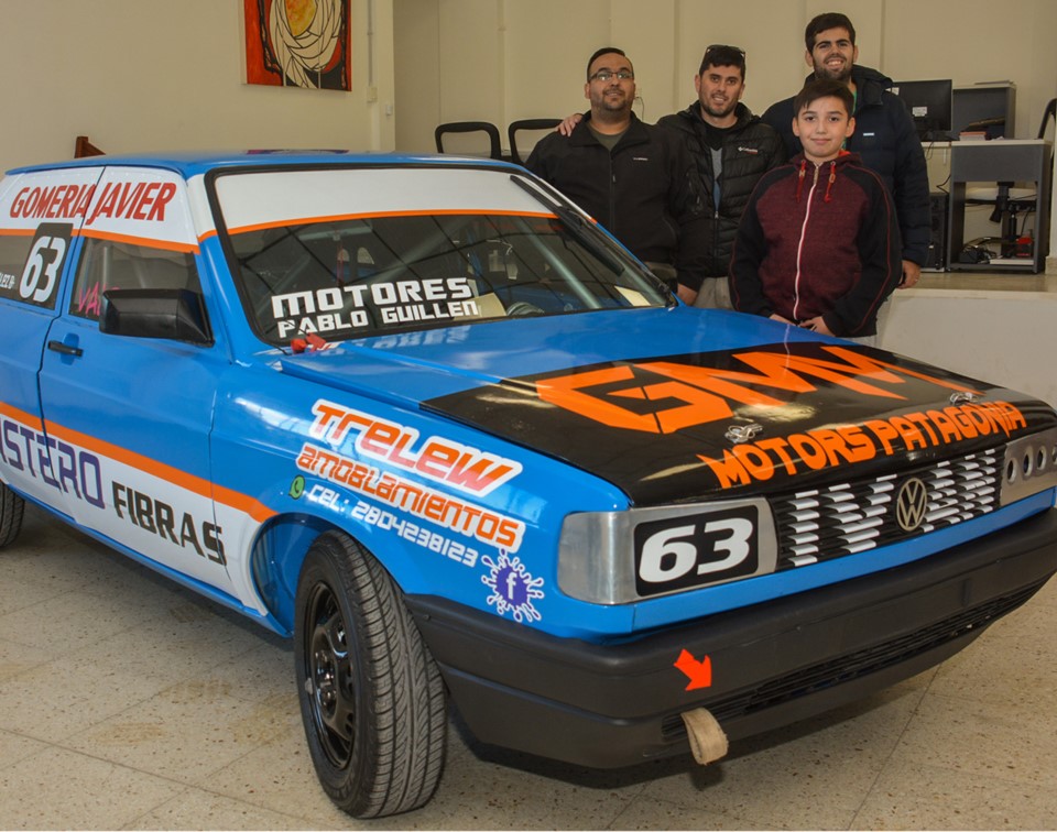 El auto de Juan Manuel “Manzanita” González fue presentado ayer en una concesionaria de Trelew.