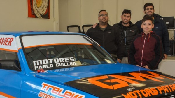 El auto de Juan Manuel “Manzanita” González fue presentado ayer en una concesionaria de Trelew.