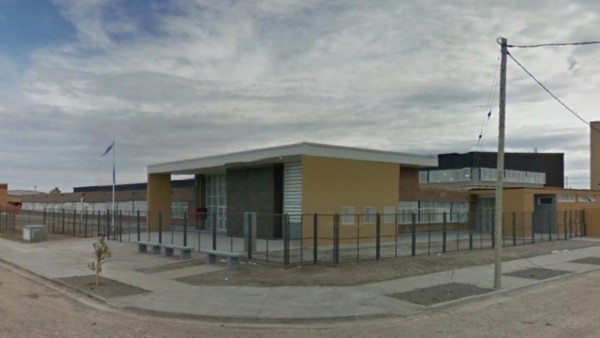 La escuela Nº 224 está ubicada en la intersección de las calles Cacique Nahuelpan y John Murray Thomas, al este de Trelew.