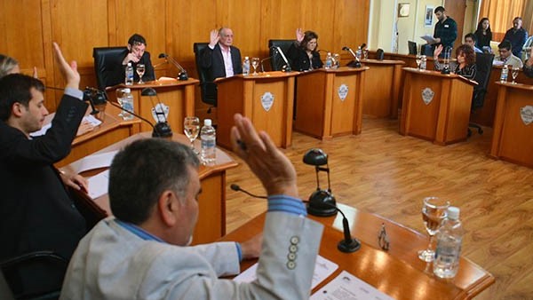 En una corta sesión, hubo cruces entre los diputados por el valor de la oblea del Estacionamiento.