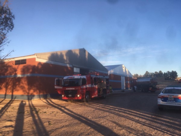 El fuego afectó parte del depósito de taller de la pesquera (foto @nicomaciel)