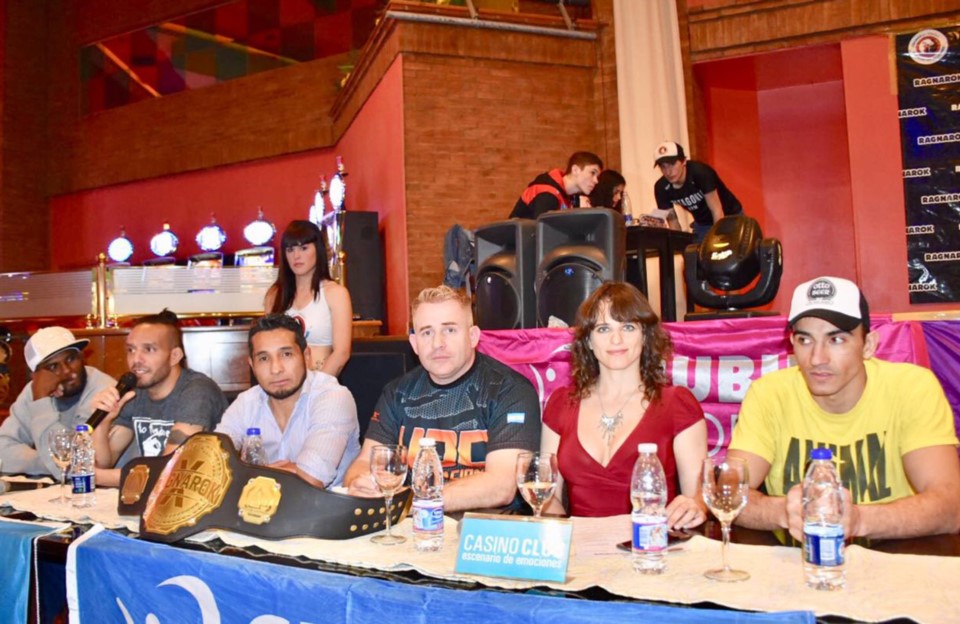 Ayer se realizó el pesaje en el Casino Club, con Arévalo, los peleadores invitados y Paloma Fabrykant.