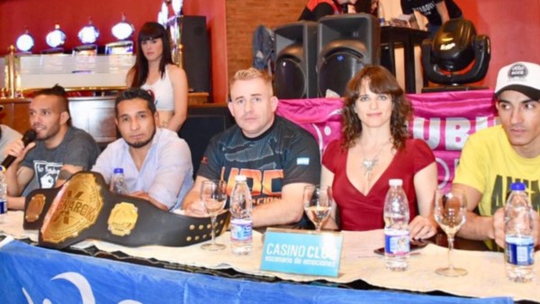 Ayer se realizó el pesaje en el Casino Club, con Arévalo, los peleadores invitados y Paloma Fabrykant.