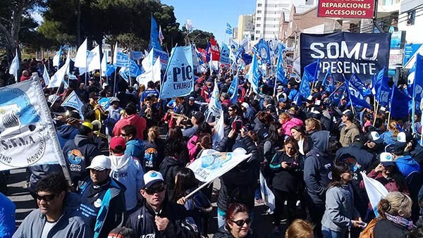 Banderas. Una multitud marchó en la ciudad del Golfo en adhesión al esquema de protesta que se organizó desde las cúpulas gremiales.