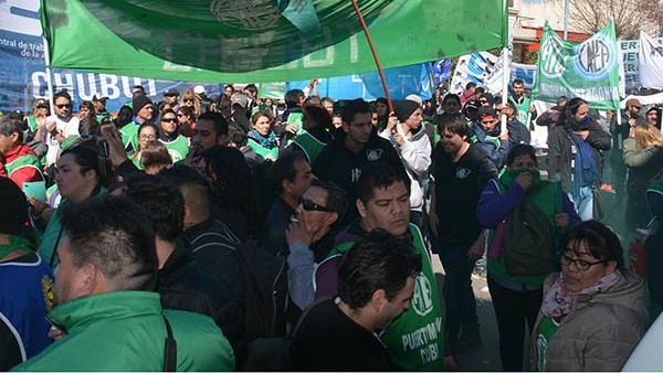Movilizados. La concentración en Trelew se sintió con una fuerte marcha, lo que se replicó en los distintos puntos de toda la provincia.