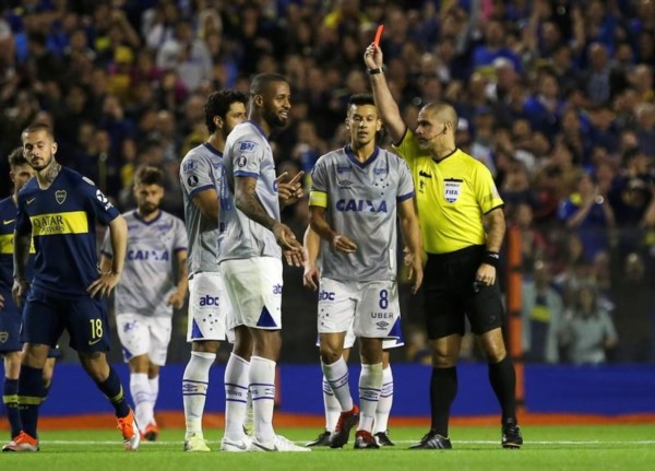 Conmebol anuló expulsión de Dedé, pero Boca apeló el fallo.