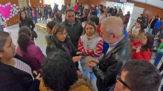 Chicala presente. El ministro de Infraestructura concurrió a la escuela de Rawson para explicar el informe y dar cuenta de los pasos a seguir.