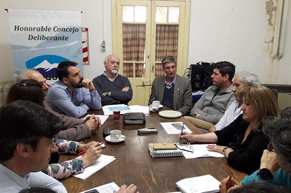 Debate. Ongarato estuvo con los ediles para intentar justificar el cobro de la ayuda social en la cordillera.