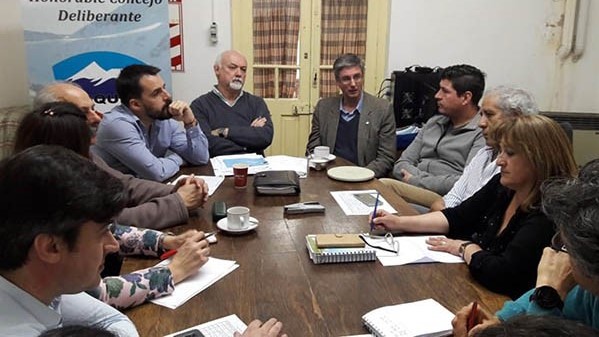 Debate. Ongarato estuvo con los ediles para intentar justificar el cobro de la ayuda social en la cordillera. 