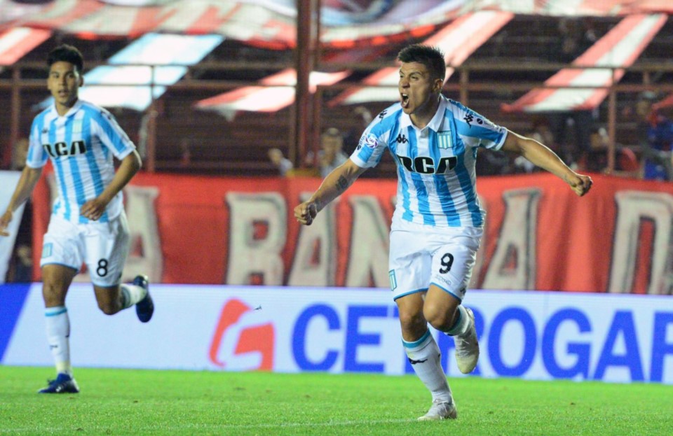 Racing venció a Argentinos y se cortó en la cima