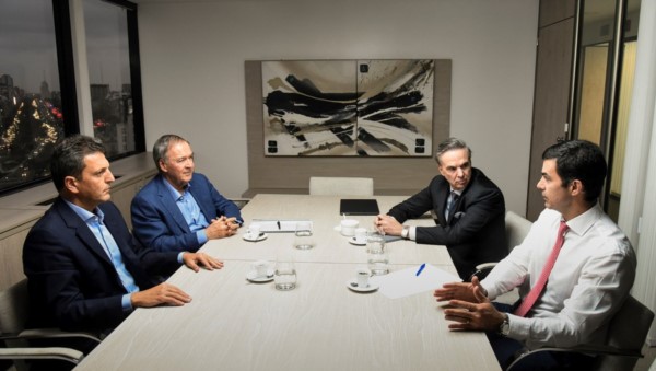 Un analista político ironizó respecto a esta foto que el cuadro dle fondo parecía una alegoría del estado actual del movimiento fundado por JD Perón...