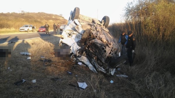 La Renault Kangoo donde viajaban seis policías de los cuales cinco fallecieron.