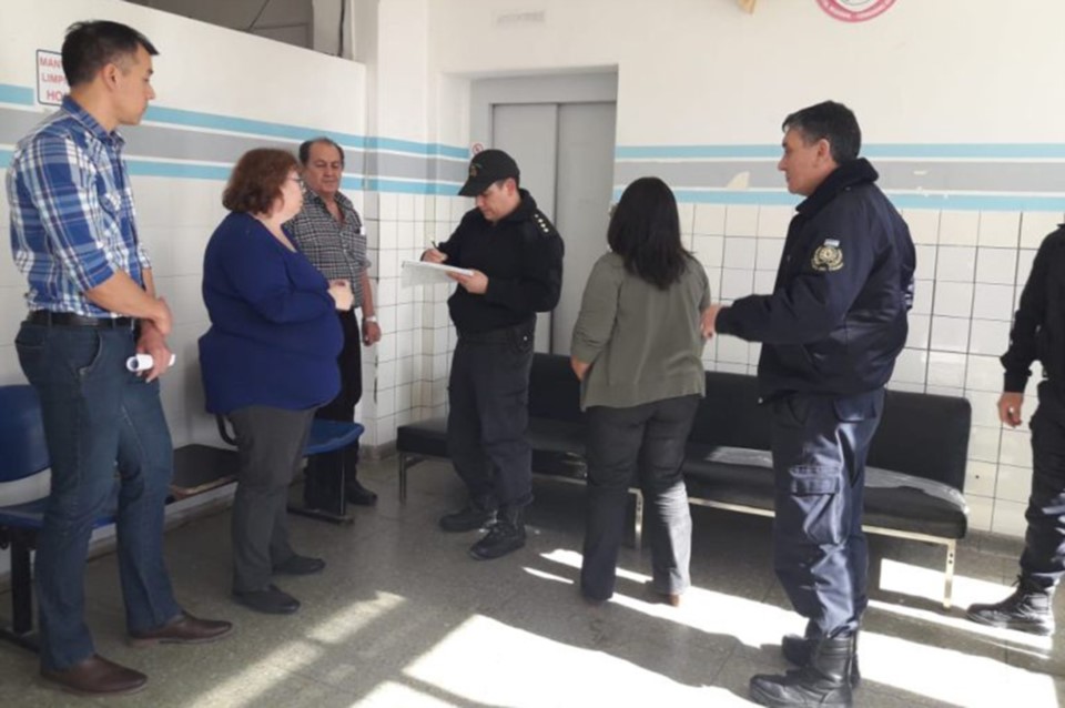 El lugar donde ocurrió todo. Se puede ver el ascensor semi bloqueado por un sillón de la sala de espera.