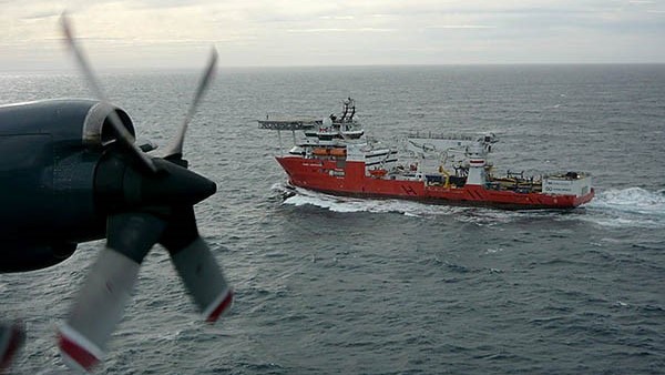 Nueva búsqueda. Un avión P-3 Orion de la Armada Argentina sobrevuela el buque “Seabed Constructor” que buscará al ARA San Juan.