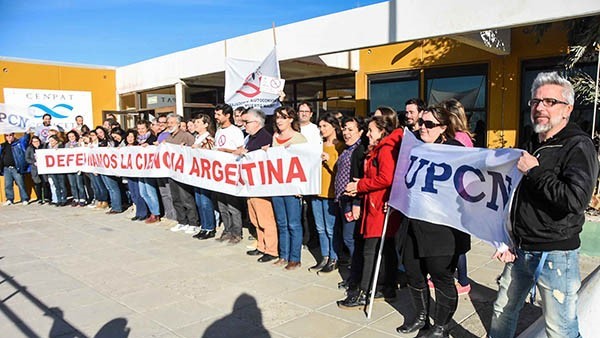 Integrantes del CENPAT hicieron un abrazo simbólico en defensa de la ciencia.