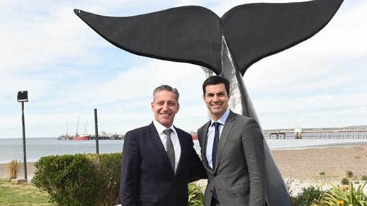 De campaña. Arcioni junto a Juan Manuel Urtubey, en Puerto Madryn.