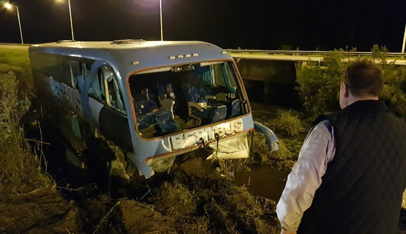 El colectivo de la firma BestBus despistó y terminó en una alcantarilla.