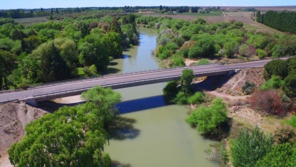 Estrecho. El río Chubut tiene menos cauce y tiene grandes bancos de arena en varios tramos. 