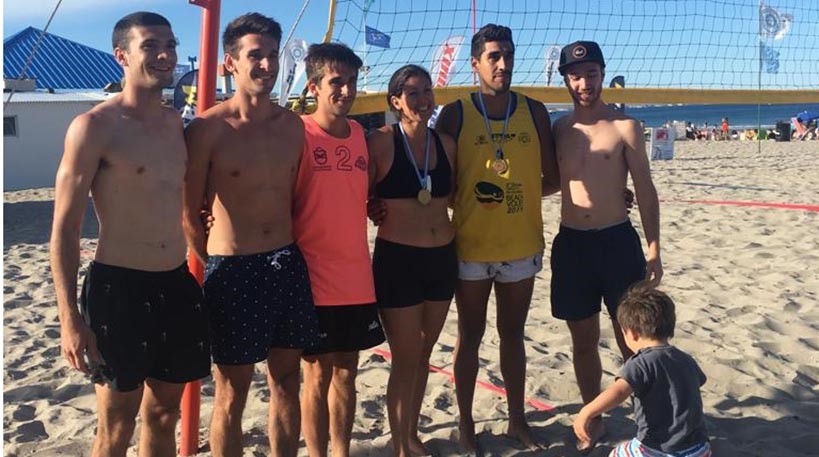 Campeones. Natalia Elgorriaga y Gastón Estévez posan con las medallas.