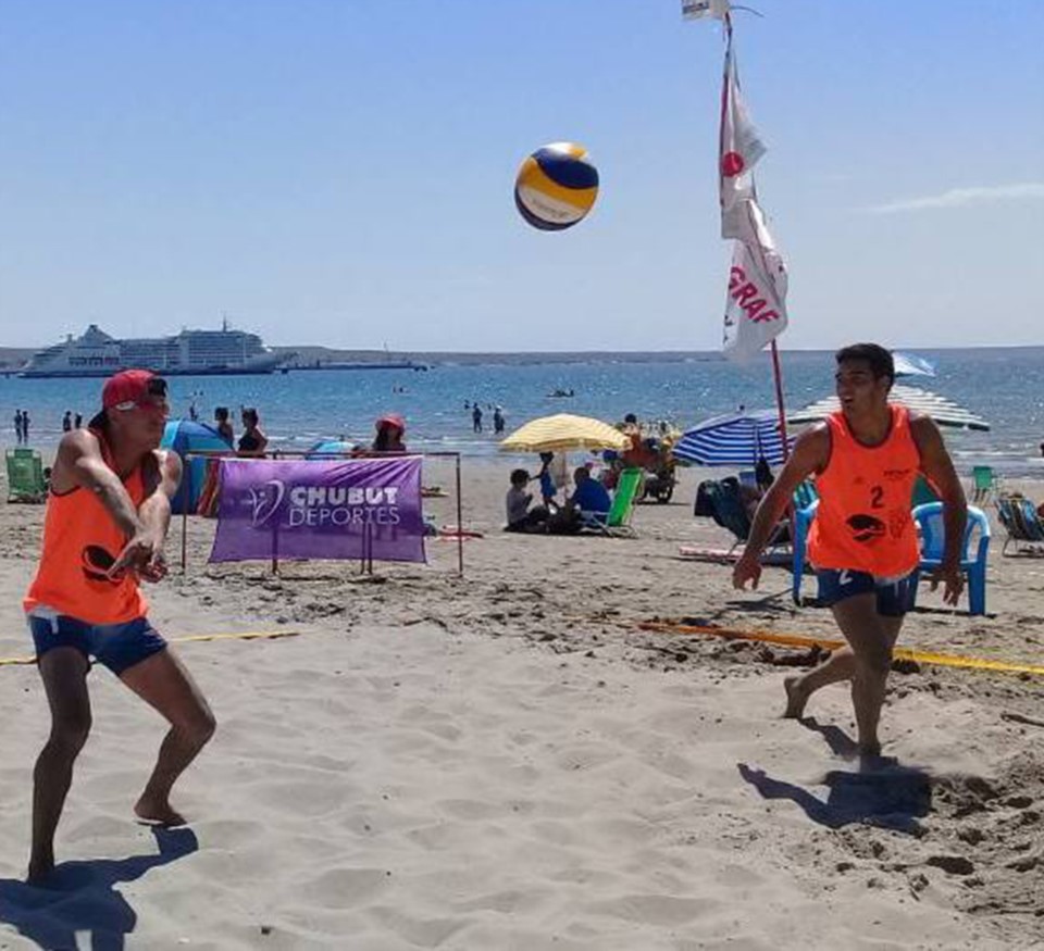 La costa madrynense recibirá una cargada agenda de beach vóley este fin de semana en varias categorías.