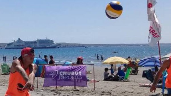 La costa madrynense recibirá una cargada agenda de beach vóley este fin de semana en varias categorías.