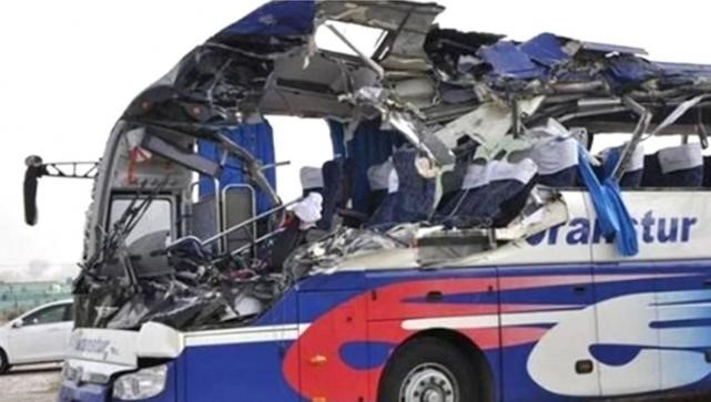Dos turistas argentinas murieron en un grave accidente de tránsito ocurrido en la tarde del jueves en Cuba, cuando un micro que se dirigía desde Guantánamo hacia la Habana perdió el control y volcó.