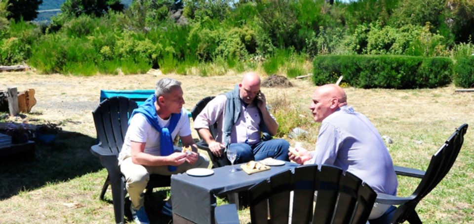 Cumbre. Arcioni (izquierda), el ministro Pizzi y el intendente Reato, durante una postal de la visita oficial a Epuyén, epicentro del alerta sanitario. 