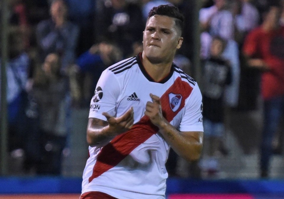 Juan Fernando Quintero anotó el 1-0 de River ante Nacional en un duelo amistoso y le dedicó su gol a Mora.