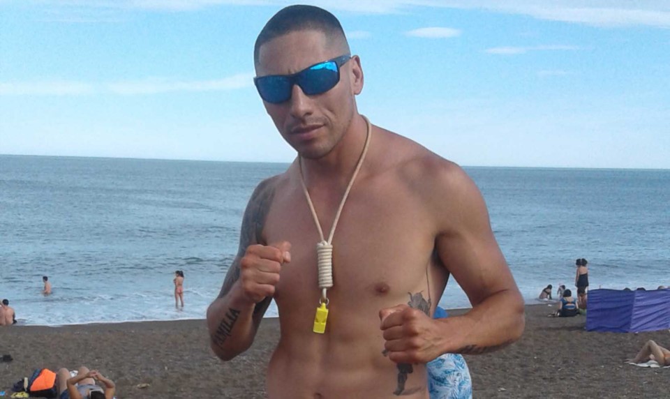Raúl “La Bestia” Moggiano, peleador de kick boxing, tendrá acción esta noche. En la foto, posando en Playa Unión, donde trabaja de guardavidas.