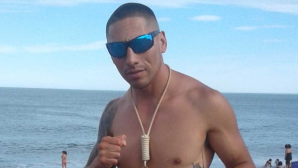 Raúl “La Bestia” Moggiano, peleador de kick boxing, tendrá acción esta noche. En la foto, posando en Playa Unión, donde trabaja de guardavidas.