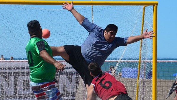 Como todos los veranos, la costa del balneario capitalino recibe el tradicional certamen de beach handball.