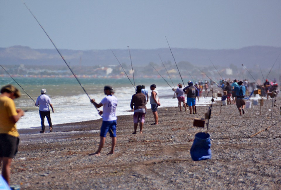 Ciento veintidós parejas participan de la edición en curso de las 24 horas de pesca, que anualmente se realizan en Playa Unión, Rawson.