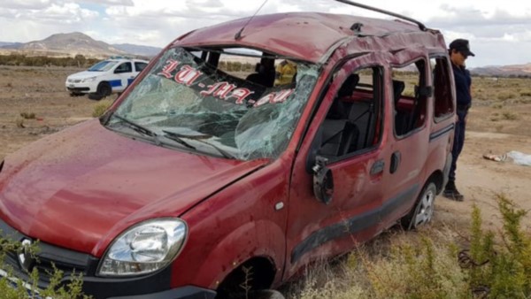 El utilitario Renault Kangoo quedó prácticamente destruído tras el vuelco. Sus ocupantes, lesionados.