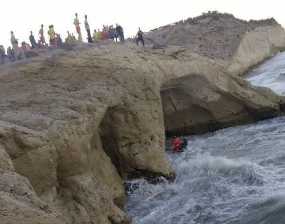 Los guardavidas llevaron al bañista a otra cueva para luego elevarlo