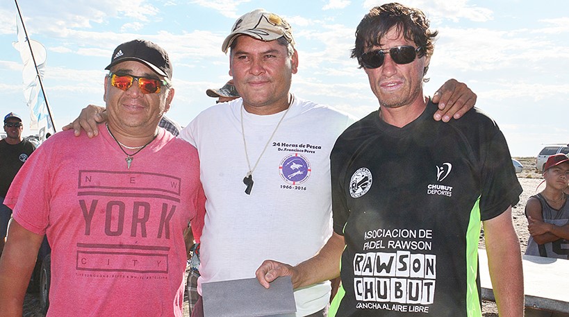 Pte. Club de Pesca Trelew, entrega premio pieza mayor a Linares-Arana.