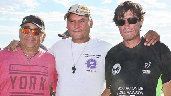 Pte. Club de Pesca Trelew, entrega premio pieza mayor a Linares-Arana.