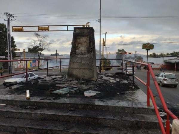 Un grupo de manifestantes destrozó una de las estatuas en homenaje a Hugo Chávez Frías.