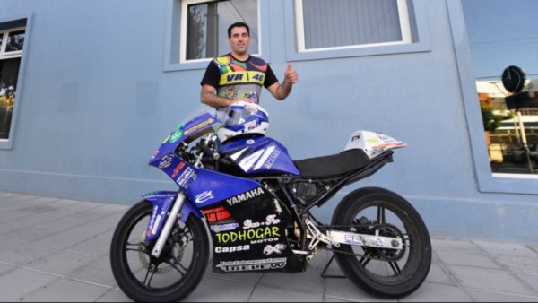 El piloto Alexis Carballo Fanelli en las puertas de nuestro diario. Con su moto, conquistó los objetivos del 2018 y va por más en este 2019.